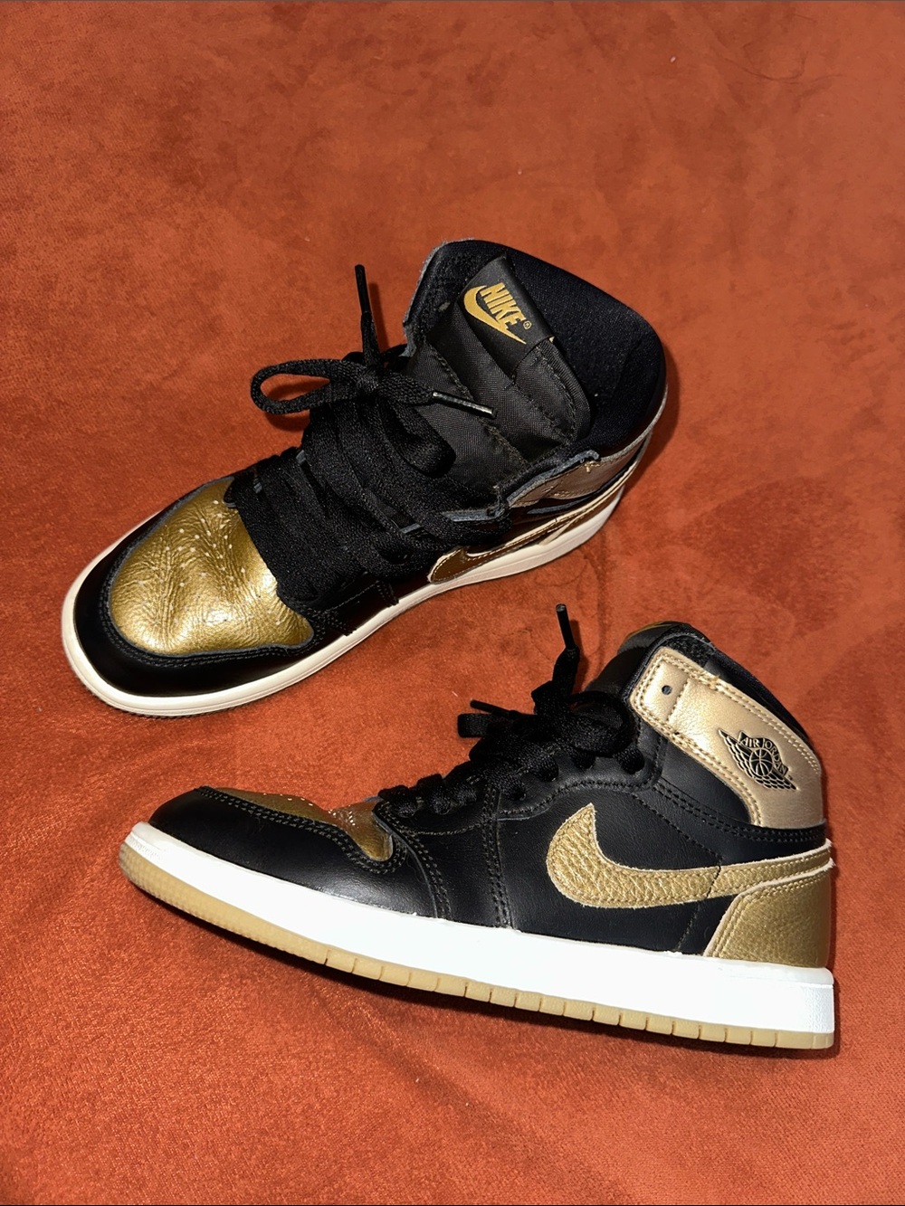 Air Jordan 1 Mid SE Black& Metallic Gold